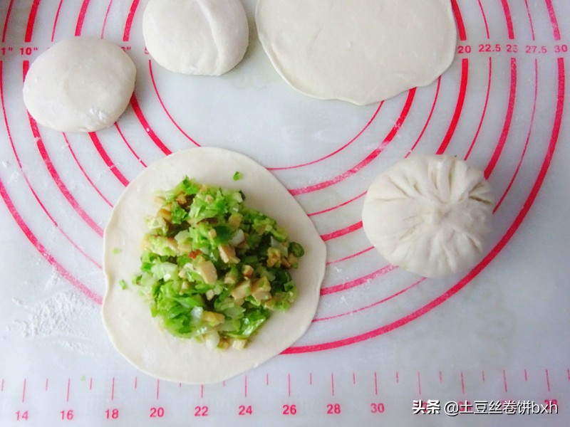 包菜和香干搭配做馅饼，一次至少吃5张，开胃解腻，吃多也没负担