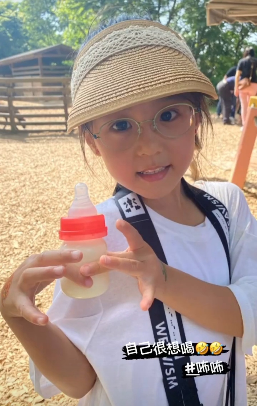 賈靜雯帶三個女兒外出遊玩，咘咘和波妞掛梧桐妹身上，畫面超有愛