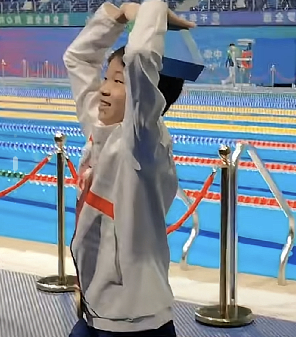 全红婵一举动太感人！不停挥手感谢观众，向粉丝比心，她都快哭了