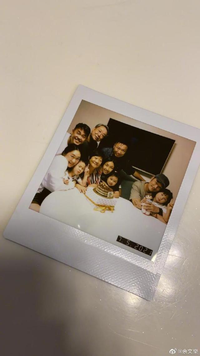 余文樂首曬一家四口合照，半歲女兒正面照曝光，妹妹小臉傲嬌可愛