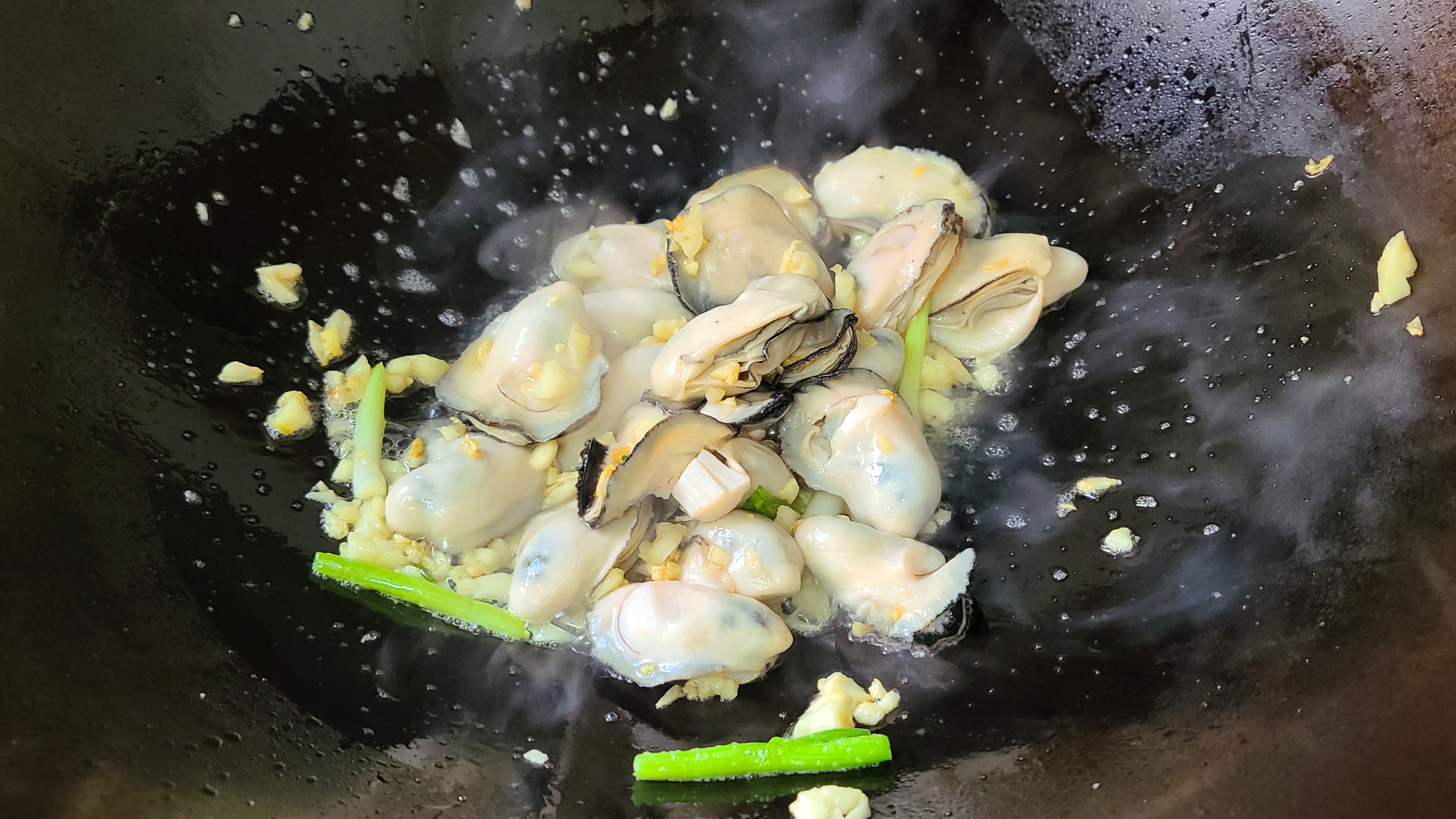 廣式炒生蠔原來這麼好吃，家常做法味道鮮美，看著就饞了