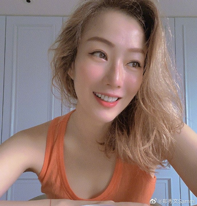 郑秀文素颜出镜，被网友调侃：“丑”到认不出，却是最真实的美