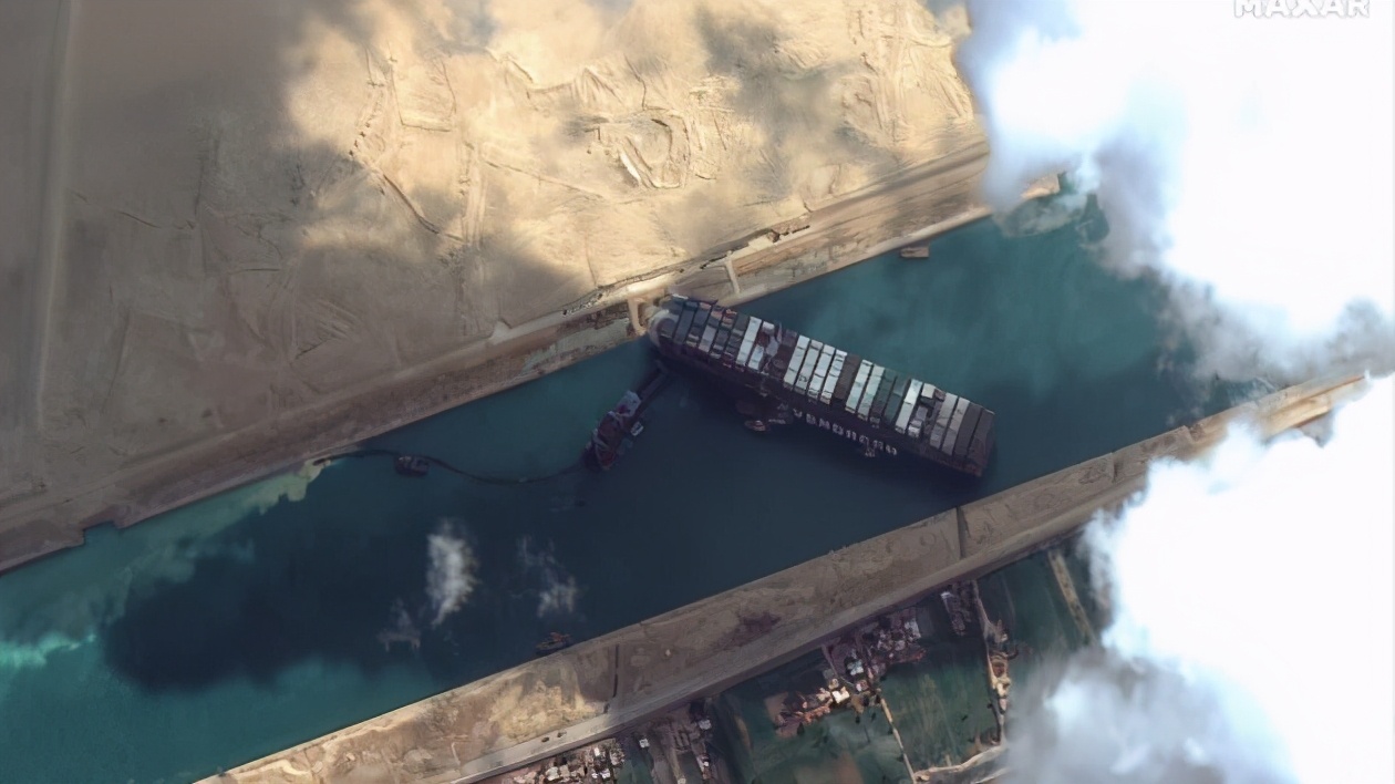 从“上帝视角”看苏伊士运河堵塞现状，中国卫星图像清晰显示船头位置