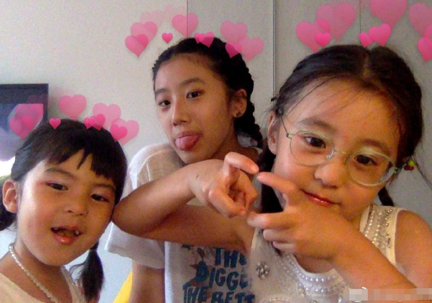 咘咘姊妹在家玩嗨了，姐姐直视镜头搞怪，4岁波妞放飞自我