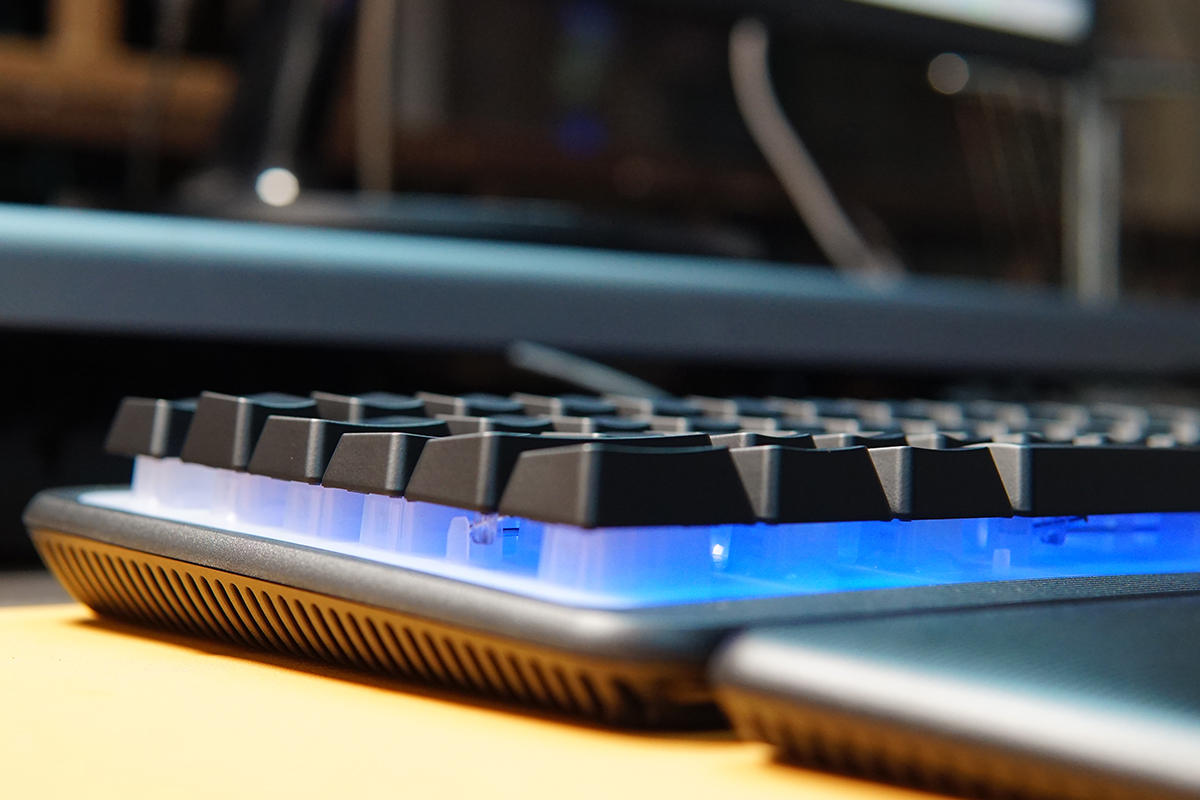 静音不打扰，腕托够舒服，这就是冰豹RGB薄膜键盘