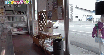 温暖！4岁和2岁姐妹花独自外出跑腿，这件事让大