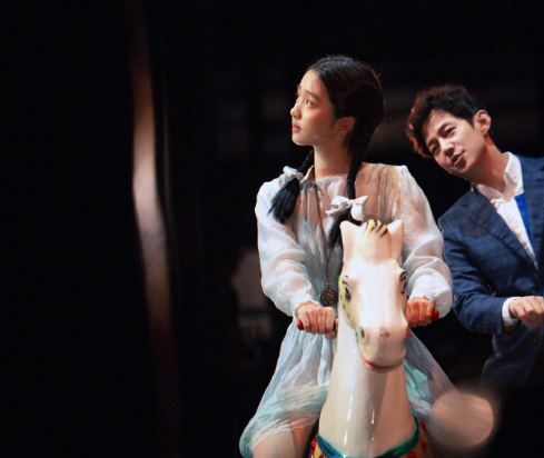 黄磊4岁儿子正脸首曝光！一脸呆萌留着寸头，穿破洞裤打扮潮流