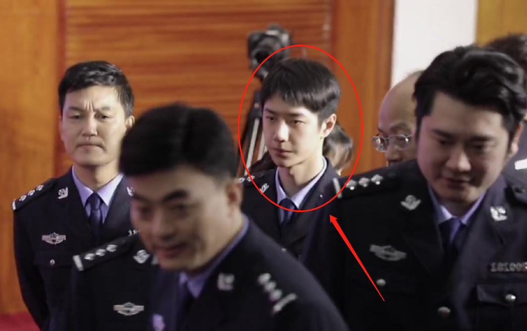 王一博穿警服出席活动，离开八级p图待遇后，这脸蛋我没眼花吧？