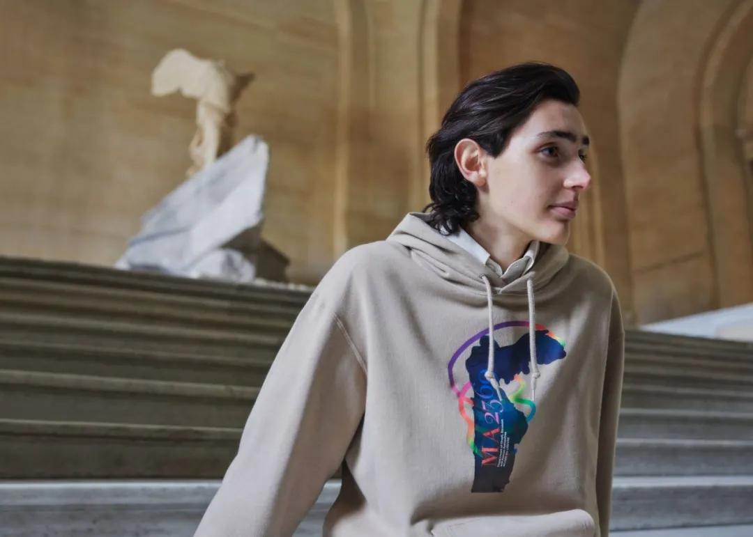 800年的老古董跨界合作，走在时尚前沿！卢浮宫的装嫩行动