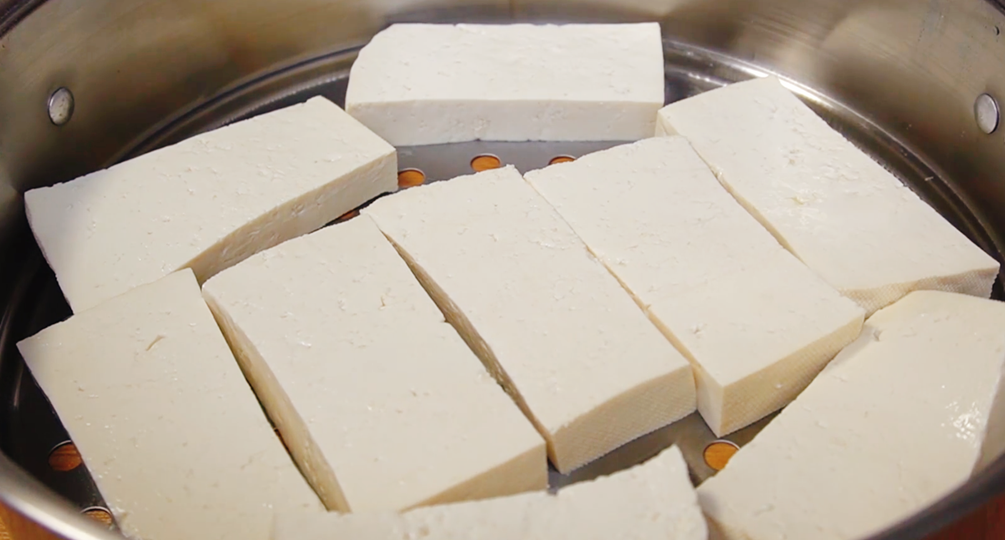 豆腐放鍋裡蒸一蒸，香辣下飯，不放肉也好吃，我家一周至少做3回
