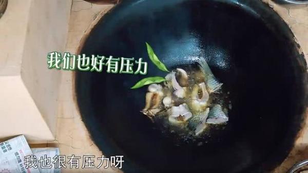 向往的生活：黄磊做饭速度跟不上，节目组又悄