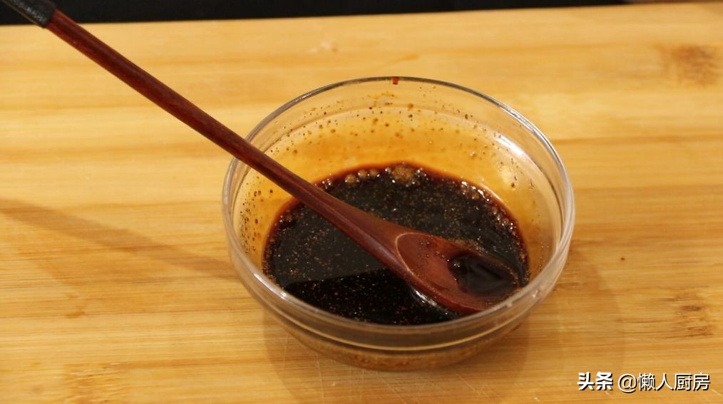 想要雞胸肉不柴，切的時候拍打幾下，調一碗料汁，減肥的人也愛吃
