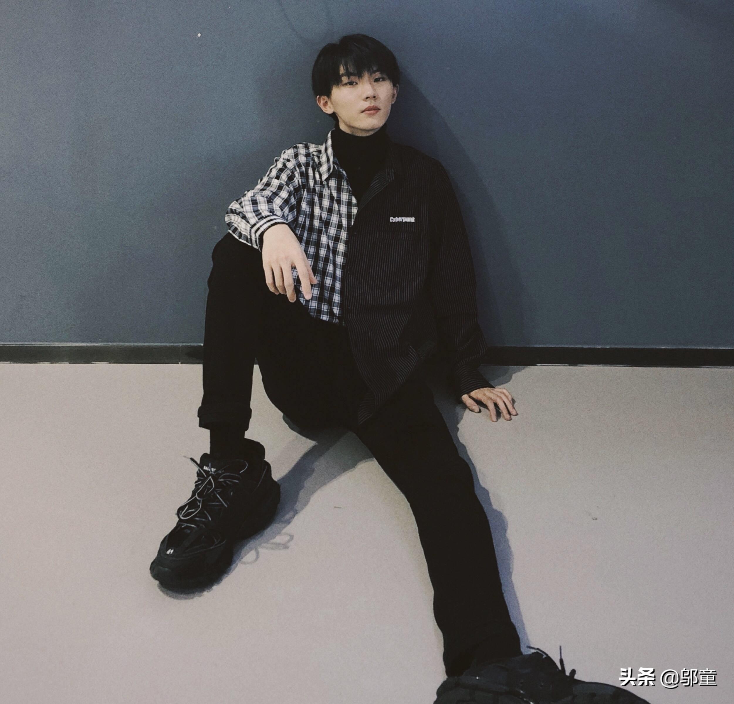 Ma Jiaqi tomb-sweeping day comes home ancestor of hold a memorial ceremony for however as before by bastard chase after pat, he all along gentle also is driven beyond forbearance