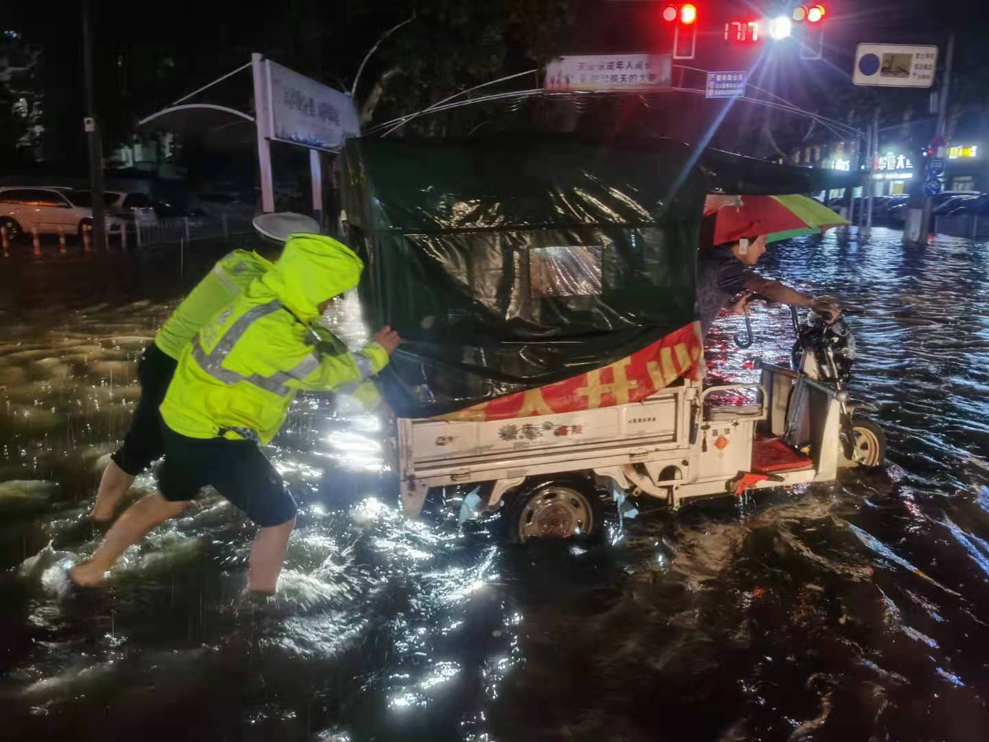 以身测水位 邯郸交巡警雨中帮群众脱离困境