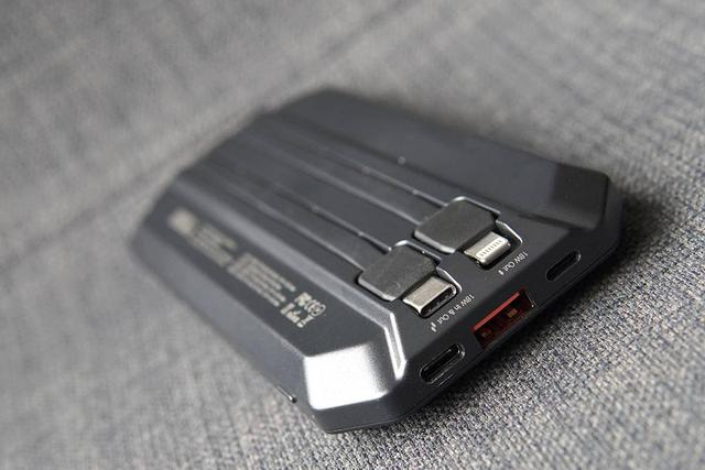 拯救用电恐慌的双机党，iWALK自带线充电宝实战体验