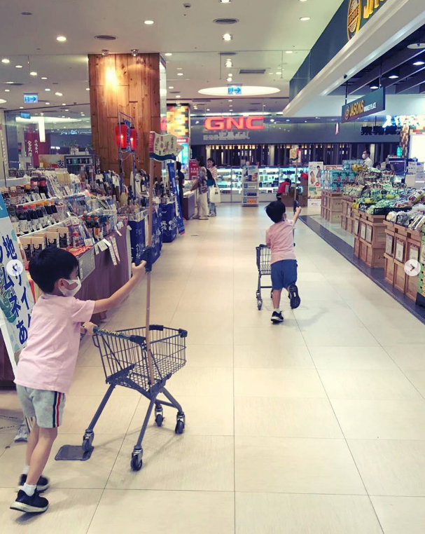 林志穎夫婦慶雙胞胎兒子滿5歲，雙子星穿兄弟裝切蛋糕，越長越帥