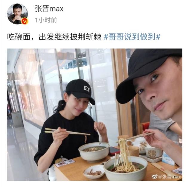 蔡少芬晒全家背影照，手臂瘦到青筋暴起，2岁儿子乖萌眉眼似张晋