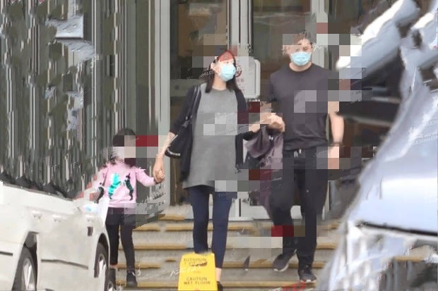 张梓琳挺大肚子产检，肌肉男老公陪同气势足，帮老婆开车门显殷勤