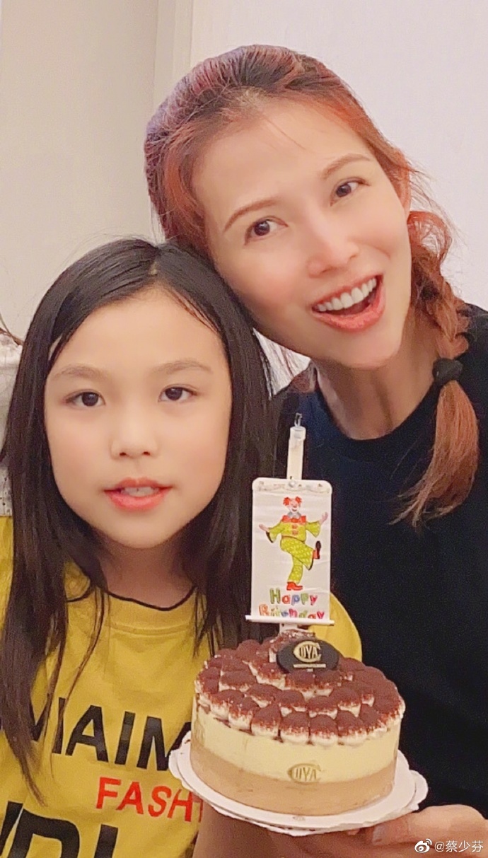 蔡少芬一家為大女兒慶生，10歲湯圓很像媽媽，弟弟被迫營業太搶鏡