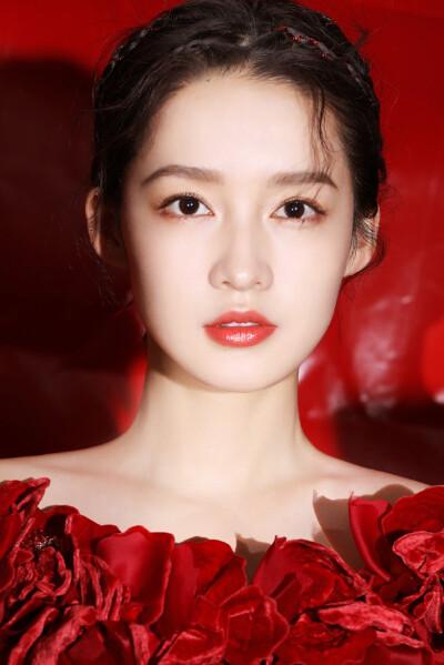 李沁的礼服，又又又翻车了
