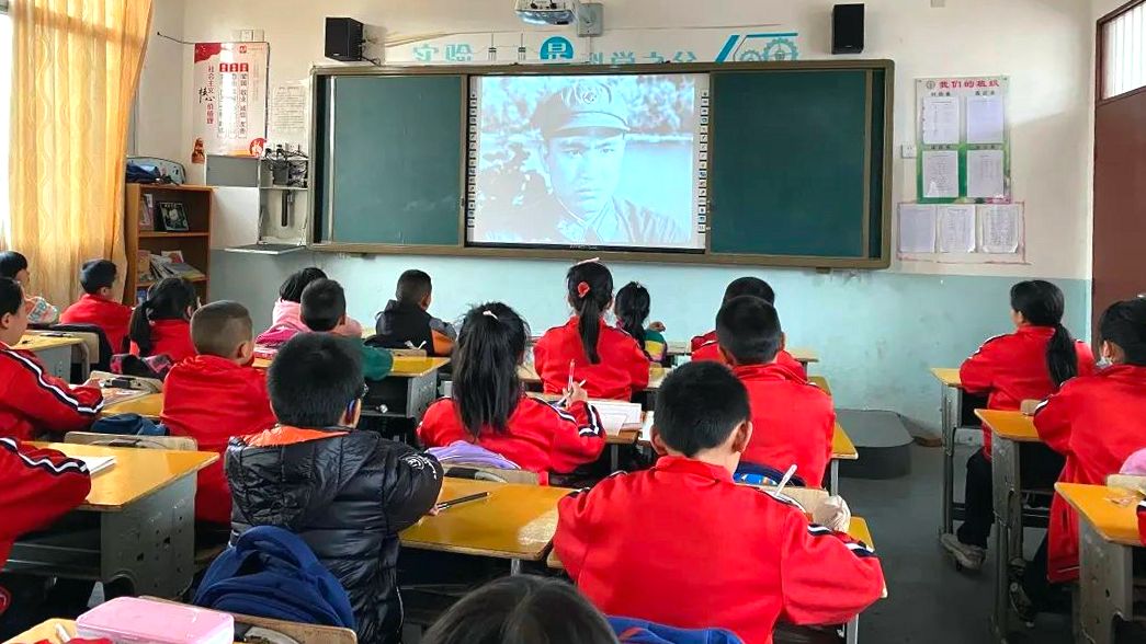 小小的雷锋，闪闪的星