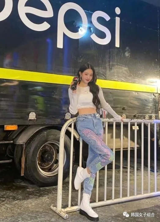 这位女团爱豆的全身照,是人间洋娃娃本人啊