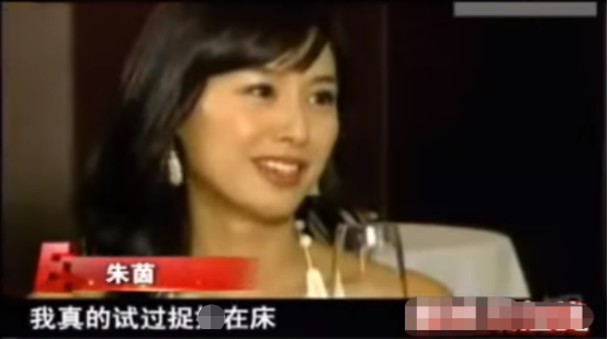 朱茵与黄贯中搞怪“互殴”，夫妻同框似两代人