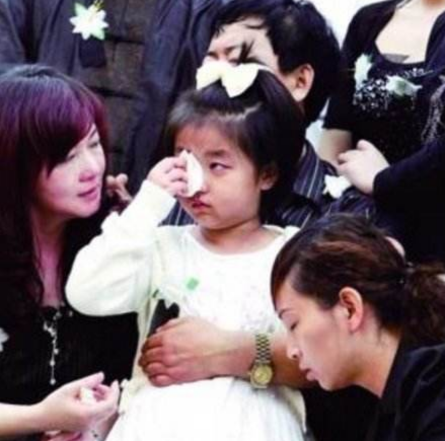 丛飞：一生救助183个贫困儿，和妻子双双早逝，留下年仅5岁的女儿