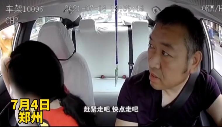 哪有坑往哪儿开?瓶盖卡进婴儿喉咙,的哥开烂路竟救孩子一命
