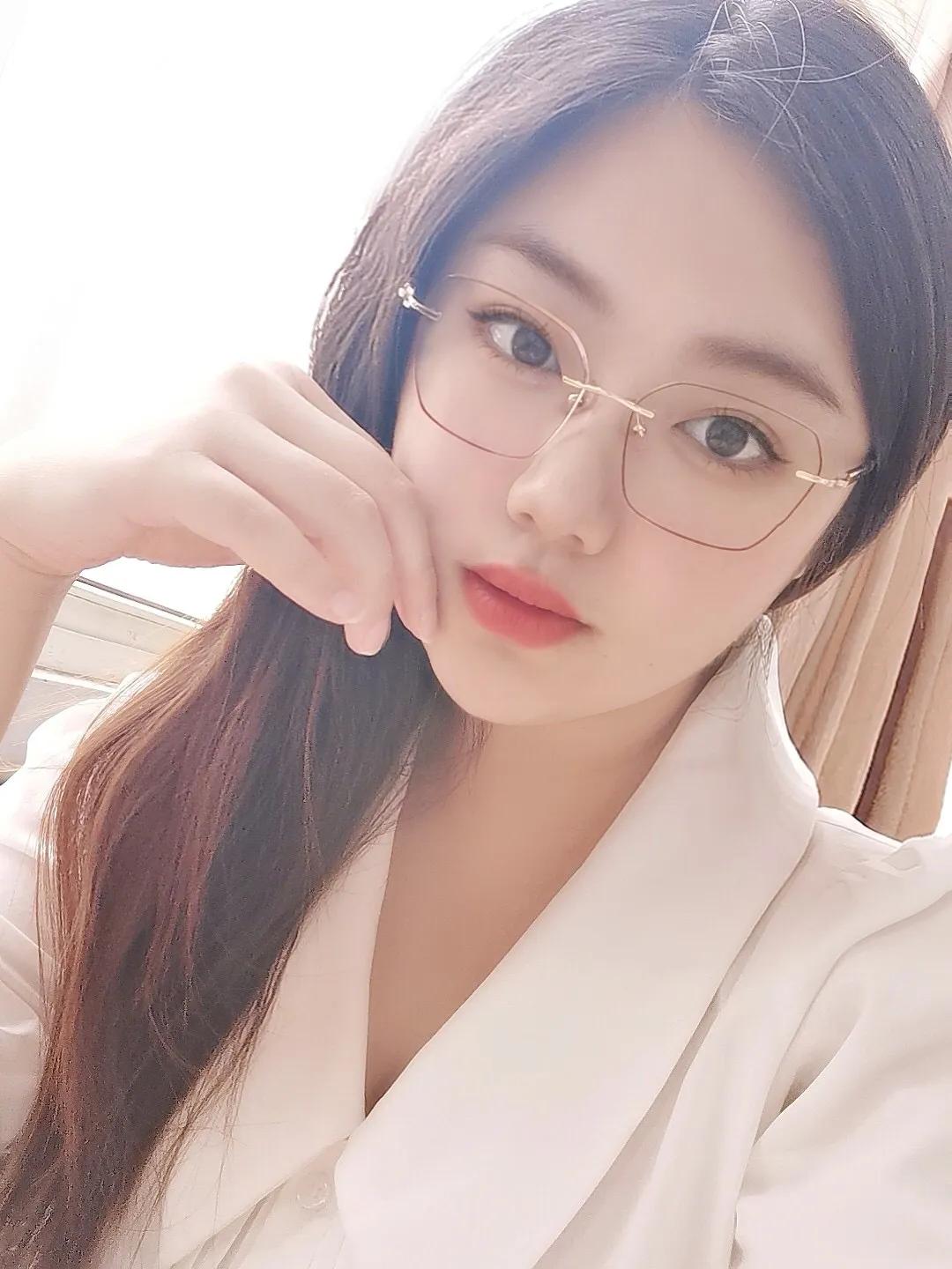美女秘书，你是怎么看的?图片