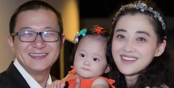 梅婷7岁女儿拍摄大片，名字曾慕梅被指撒狗粮，黑眼圈也随妈妈？