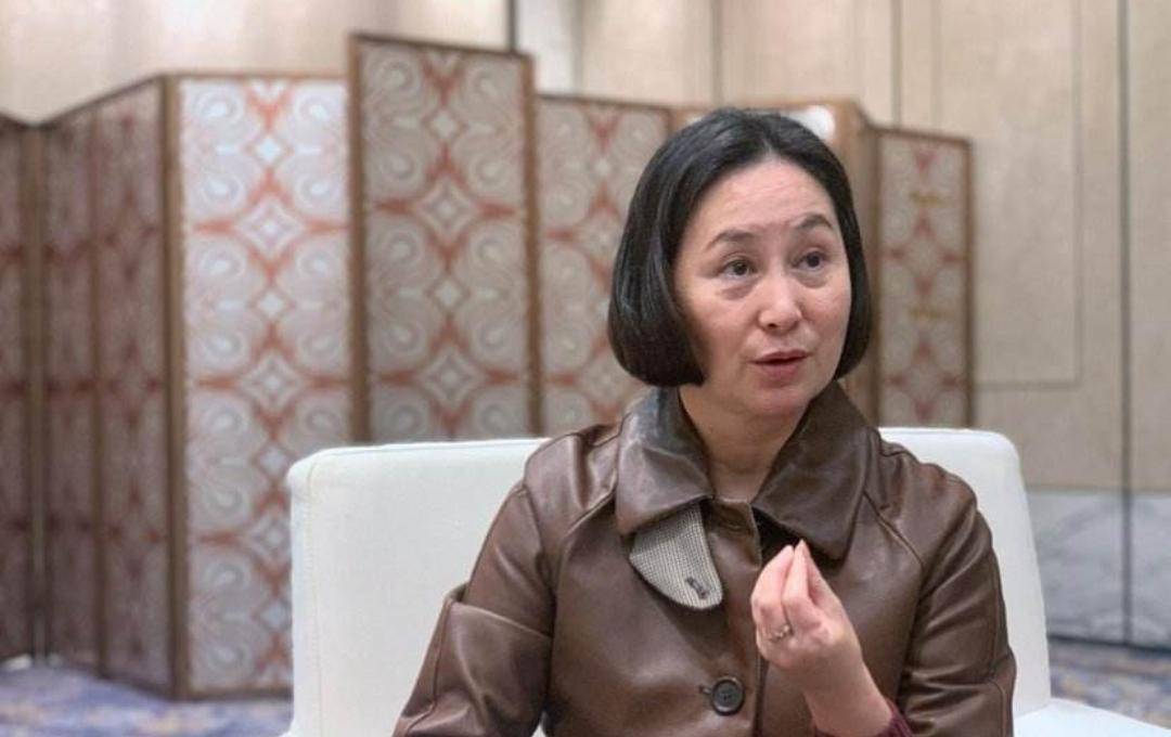 赌王离世之际，奚梦瑶与何氏家族一同露面，站在最后排神情凝重