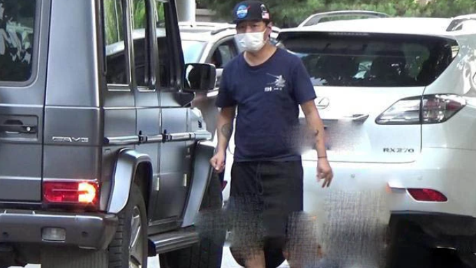 白百何一家三口同框，陈羽凡父爱满满，拉着儿子恋恋不舍让人泪目