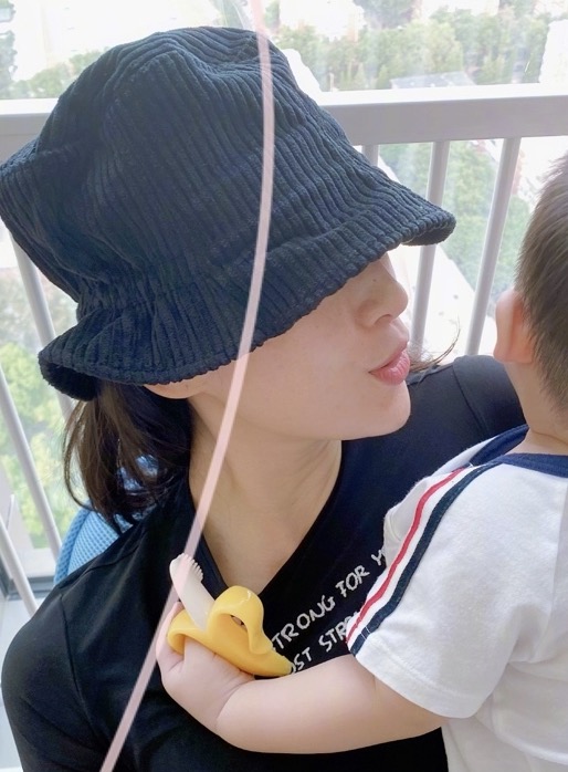 章子怡罕见晒合影，庆祝儿子会叫妈妈，母子互动温馨有爱