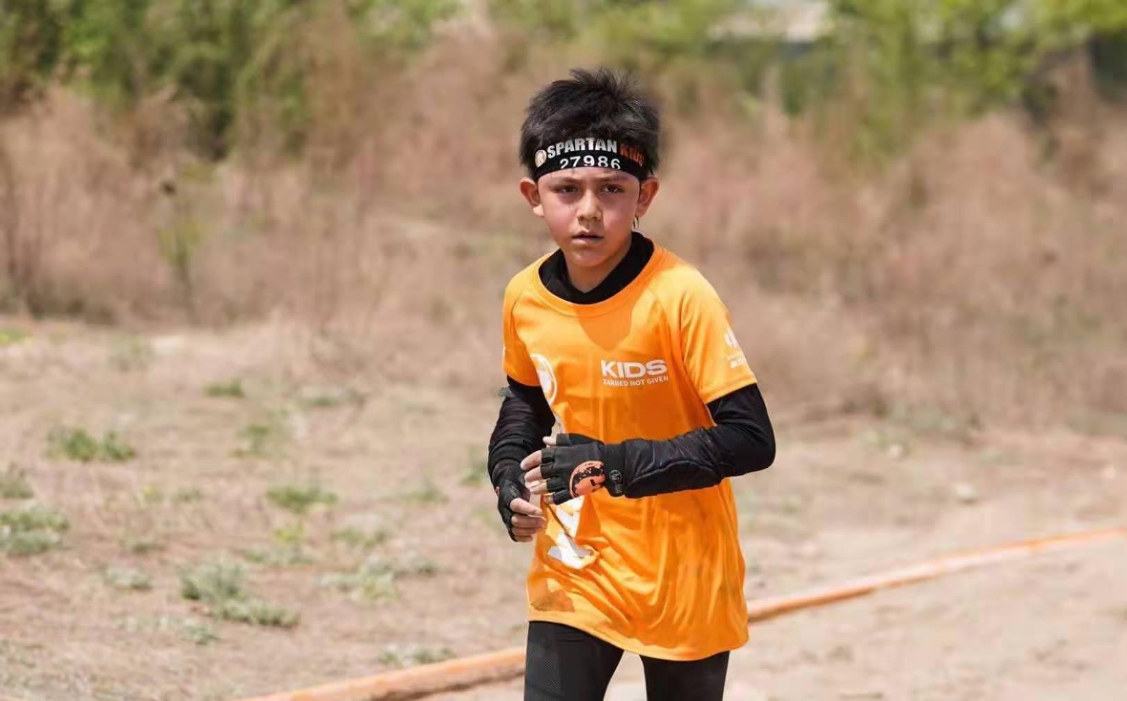 周华健儿子晒照被嘲，父子同框像兄弟，网友：混血儿子都长残了