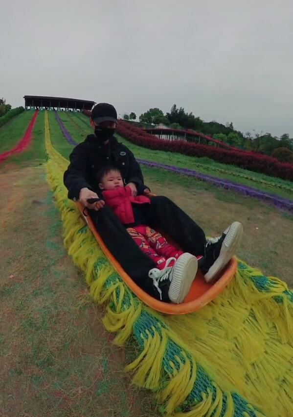 張晉帶兒子玩彩虹滑道，樂兒頭髮被吹成中分，臉嚇得通紅表情淡定
