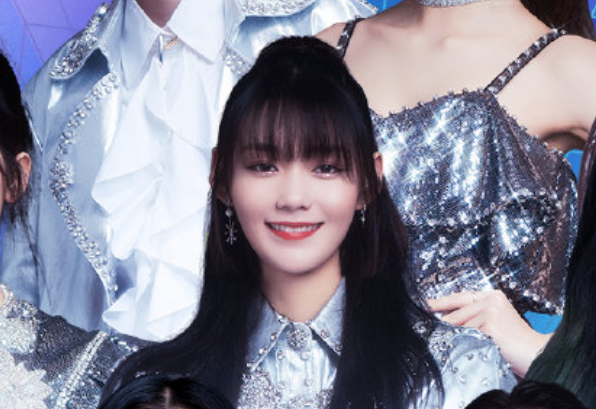 火箭少女618海报官宣，C位人选引热议，谁注意到孟美岐和yamy？