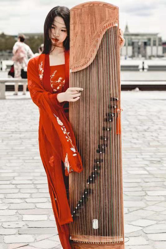 The Hanfu girl born in 1995 became popular in France Stunned