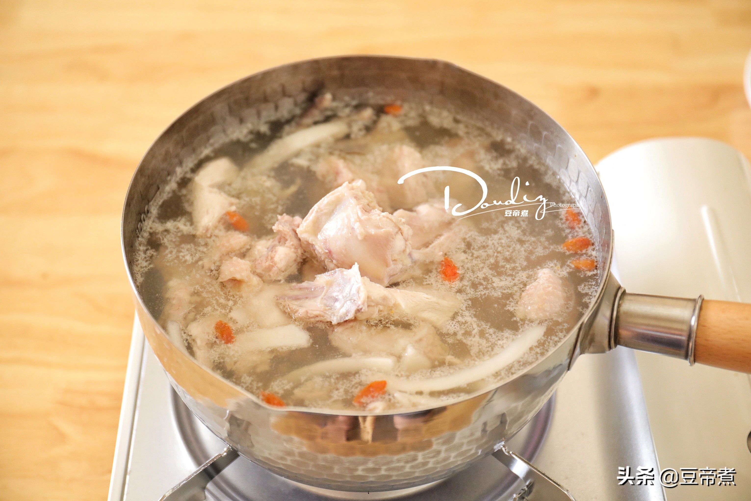 跟着海南厨友做鸡汤，汤清肉嫩好好吃，诀窍在于此两种水果上