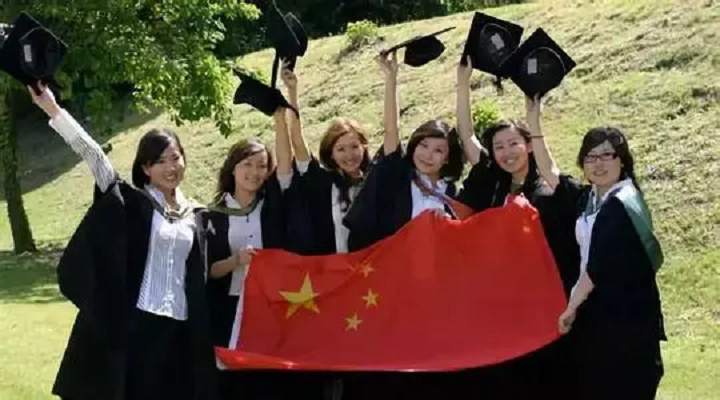 美国疫情严重，机票十万一张仍挡不住求学热情