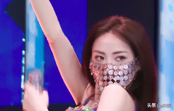 ​模仿谢可寅？《创造营》华承妍舞台动作引争议，王艺瑾也遭质疑