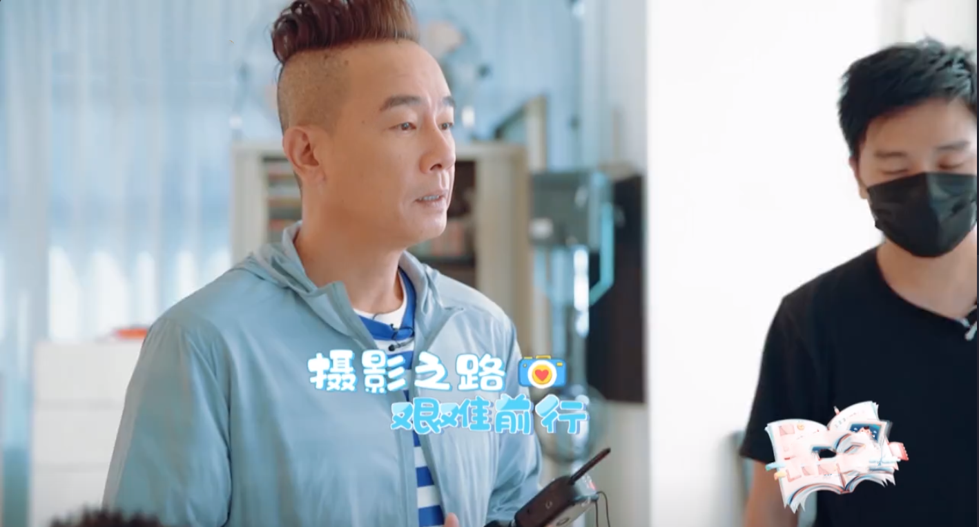 攝影小白陳小春為給應采兒、小小春、HOHO拍照，學習新技術