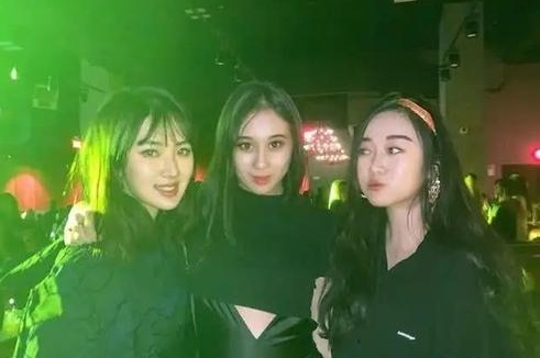 赌王小女儿和任正非小女儿，浓妆艳抹夜店蹦迪