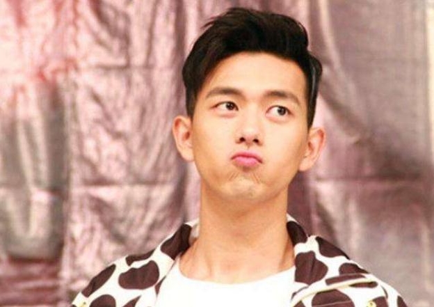 肖战参加某节目路透照爆出，他居然站在C位，看