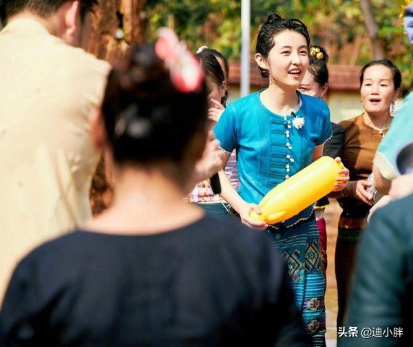 张子枫身高1米6,谭松韵身高1米62,同时穿傣族服，