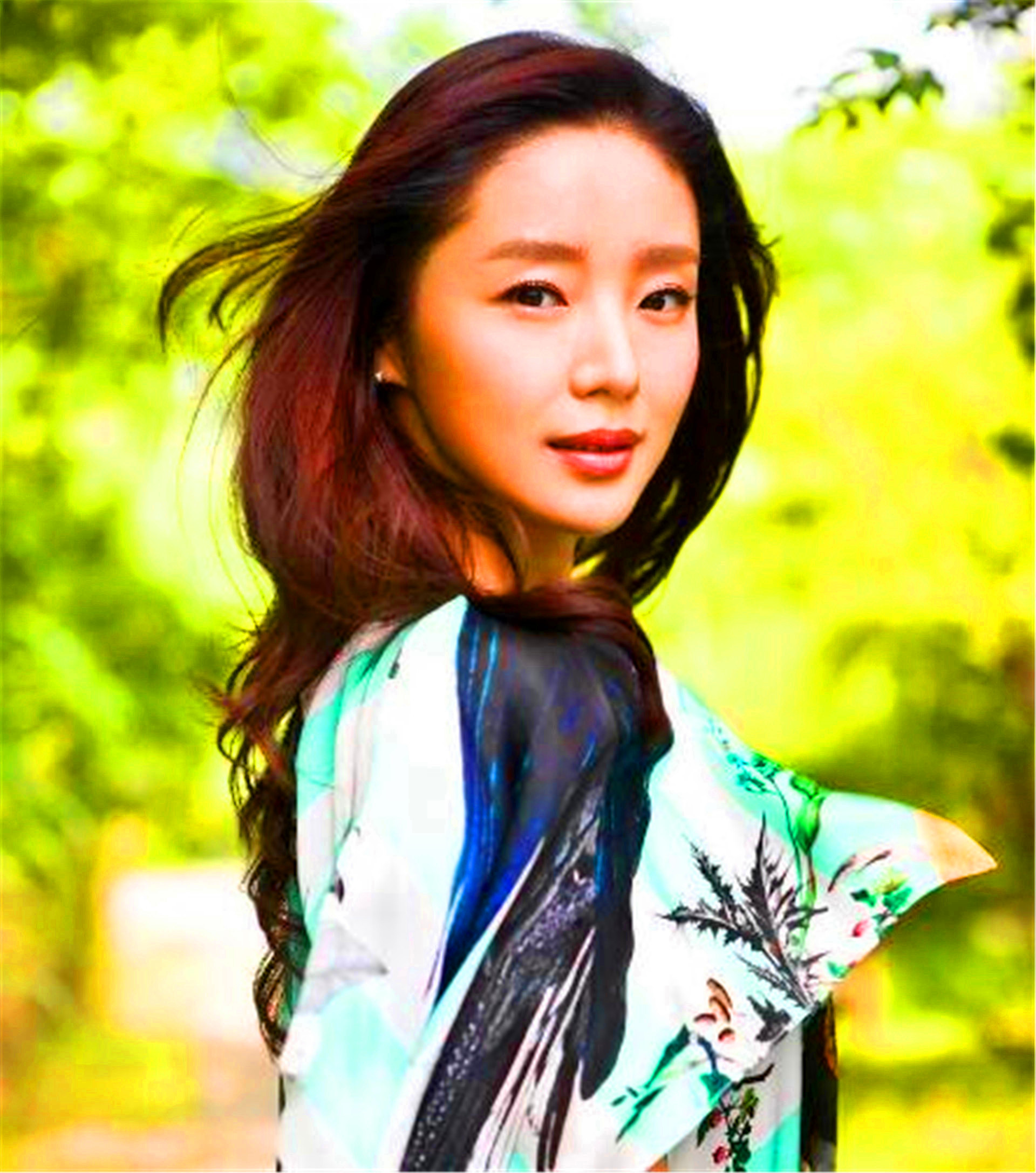 欠下800亿逃亡国外，带走一女明星和61个亿，父亲去世也不回来