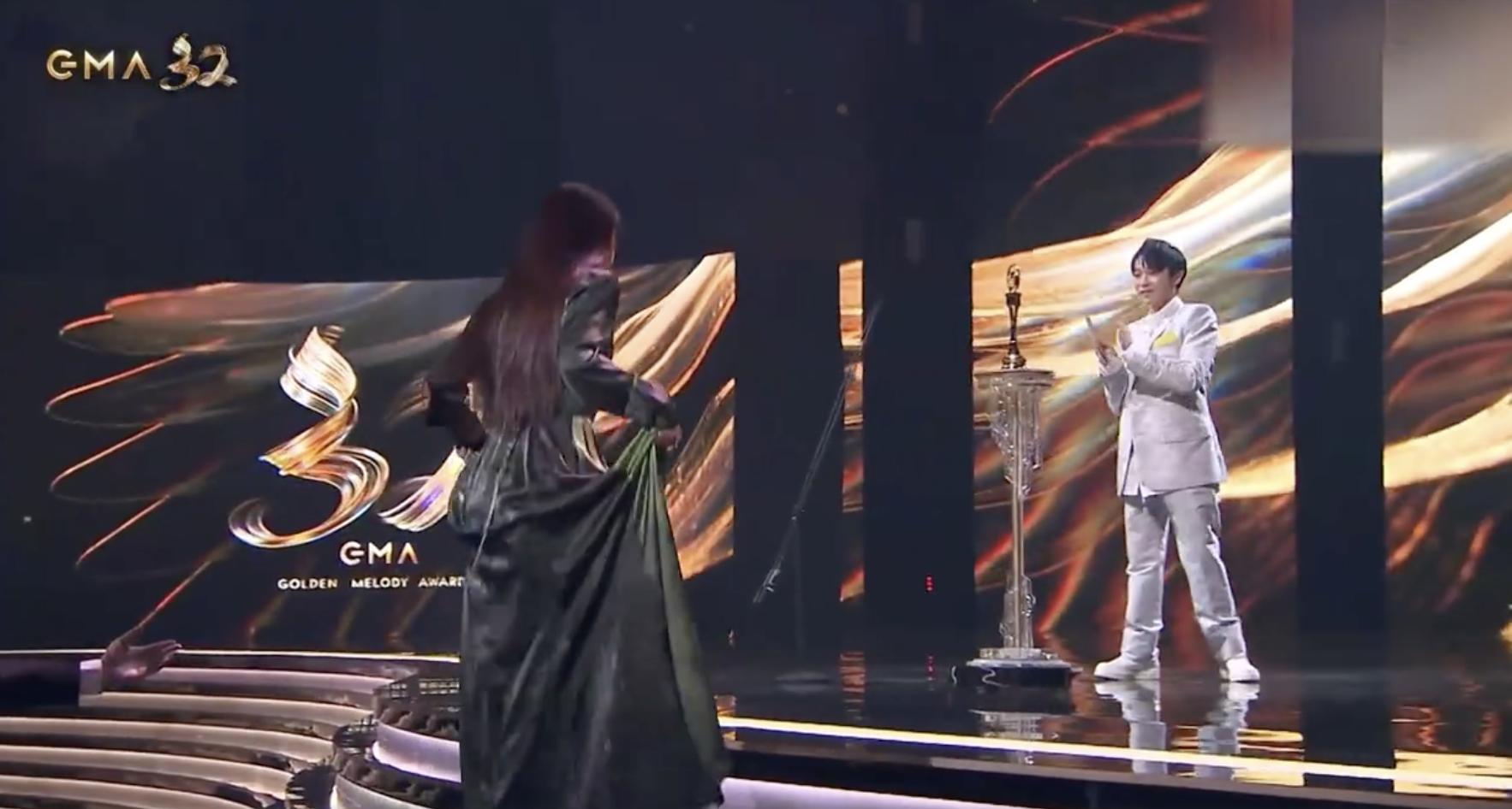 田馥甄获金曲奖歌后，任家萱陈嘉桦开心祝贺，神情友情惹人羡