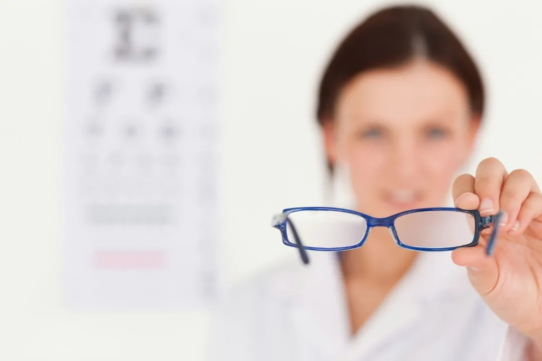 近视手术也有限制，需要满足这6个条件，才能摘镜