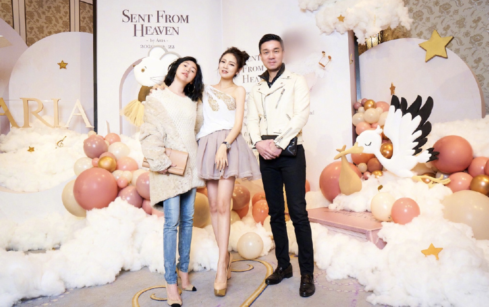 安以轩晒照为女儿庆双满月，一人抱俩妈妈力max，兄妹长相相似