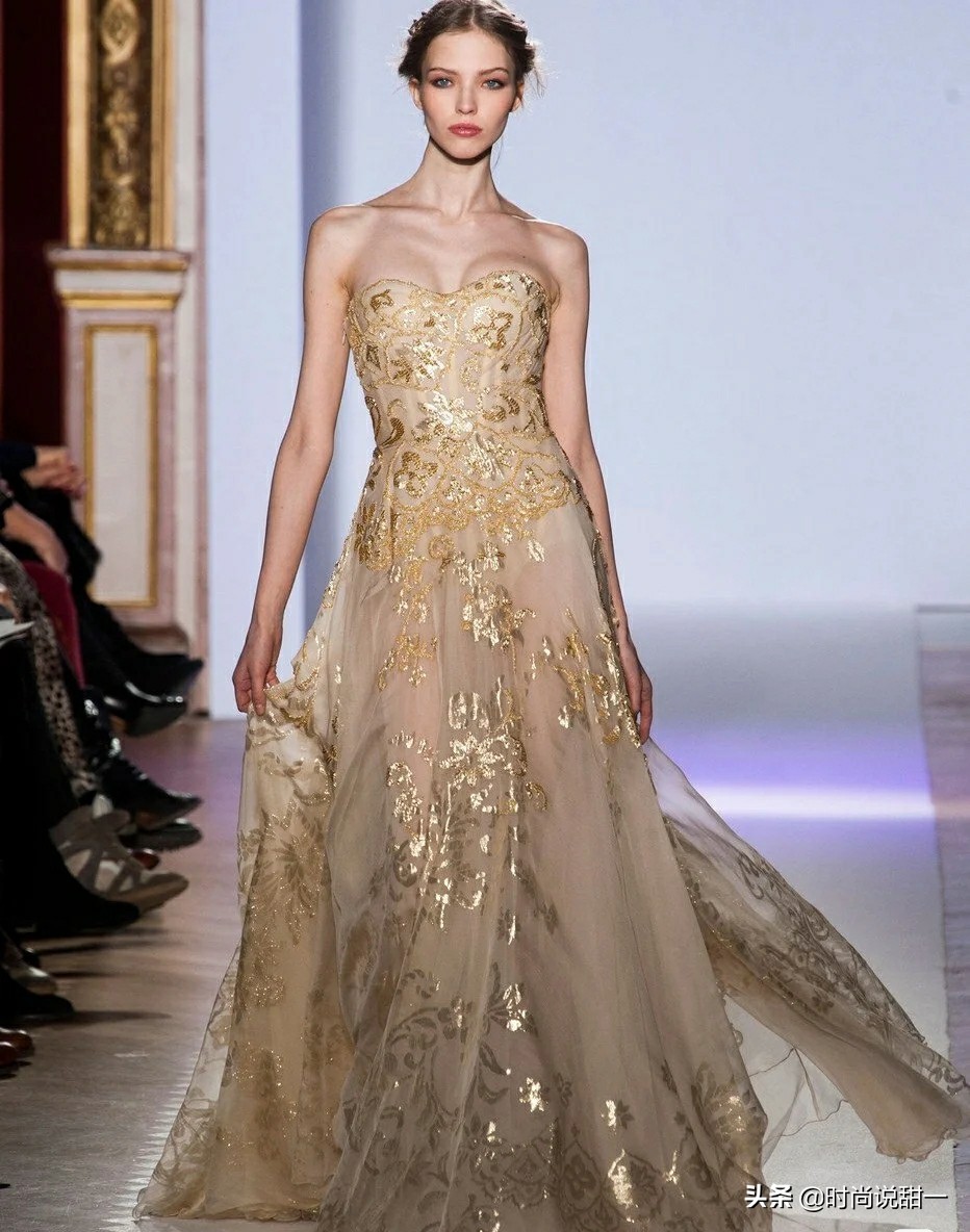 金色礼服——明星出席活动的首选，网友:高贵且有女人味。